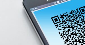 Free High-resolution close-up of a smartphone displaying a QR code on its screen. Stock Photo